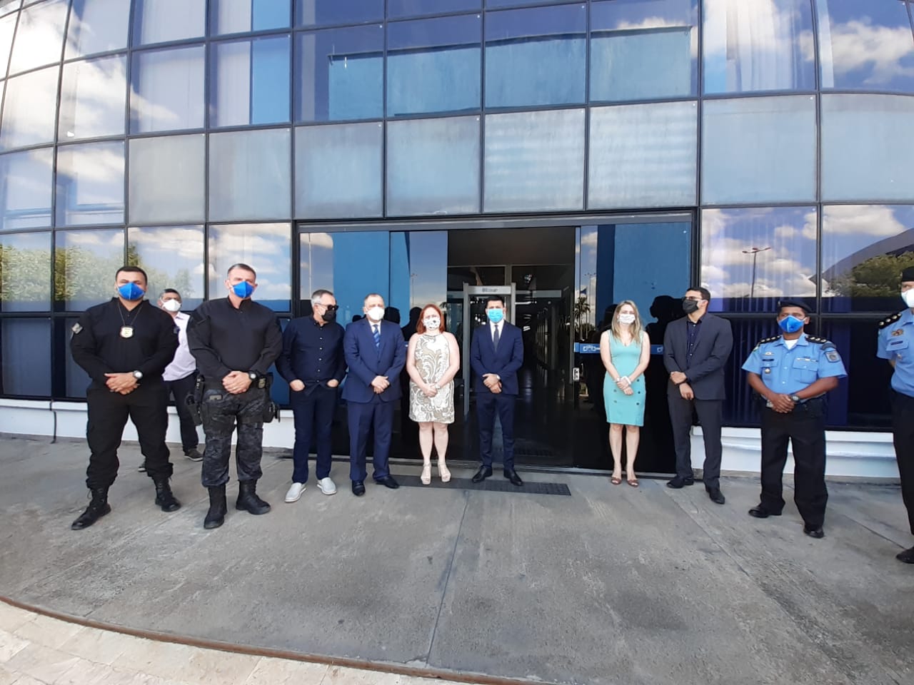 Autoridades do Tribunal de Justiça e do Governo do Estado em foto oficial durante a entrega das doações.