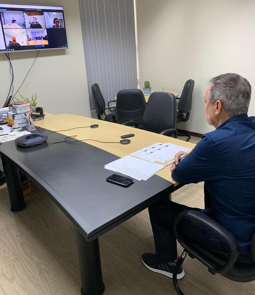 Desembargador Almiro Padilha, conduzindo videoconferência.