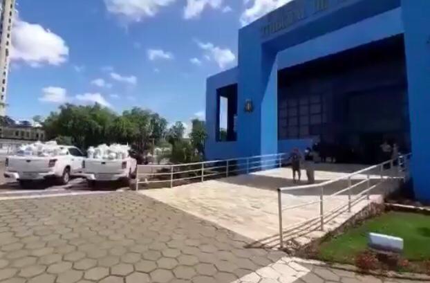 Veículos em frente a sede do Poder Judiciário de Roraima, carregados com doações para serem distribuidas as instituições beneficiadas.