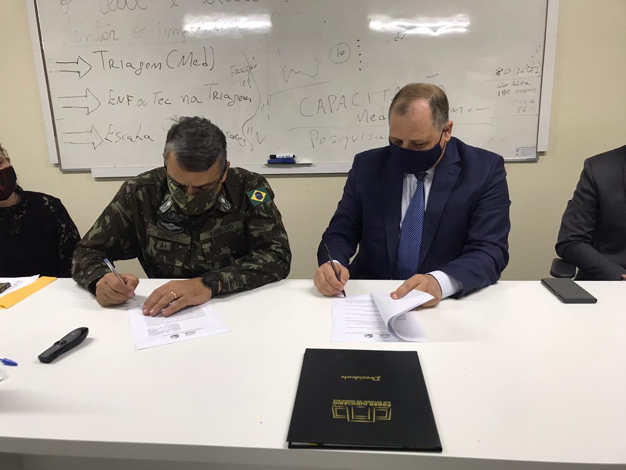 Imagem mostra o mometno da assintura do termo de cooperação na Área de Proteção e Cuidados.