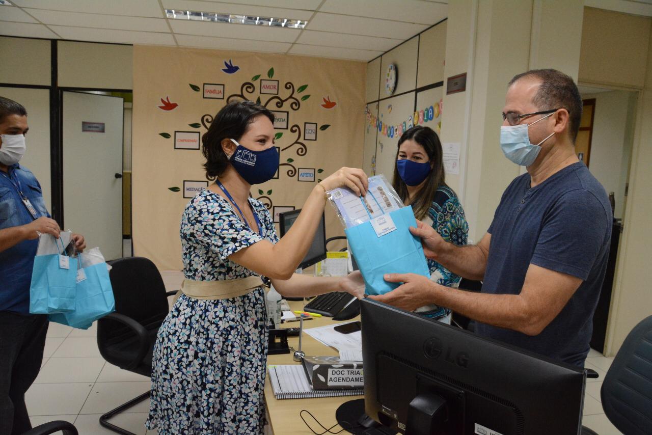 Entrega de kits para servidores durante o retorno parcial dos atendimentos presenciais.
