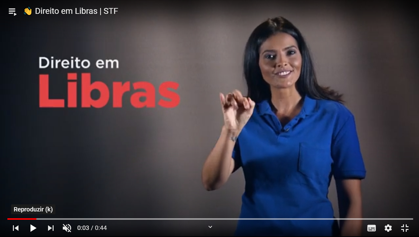 Imagem mostra uma mulher fazendo sinais em libras. Fonte:CNJ