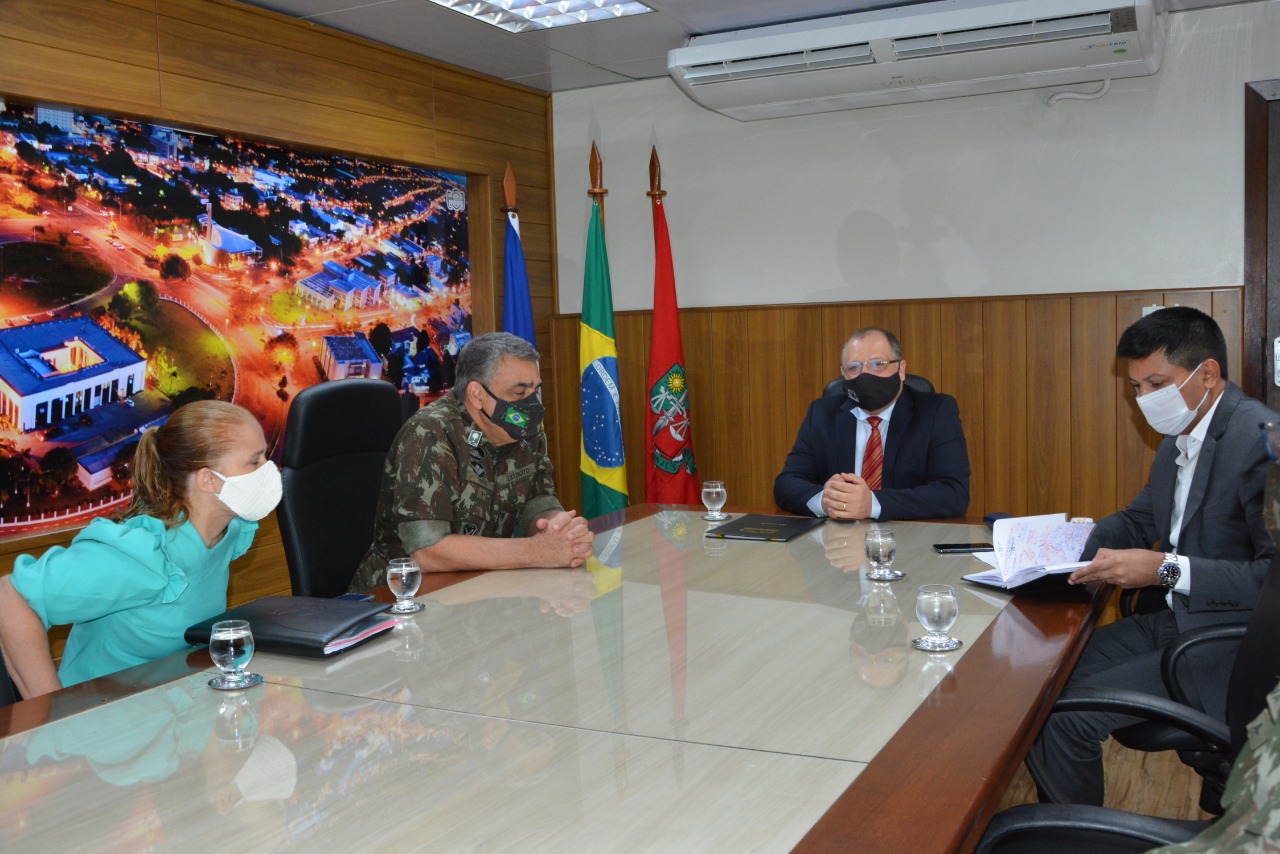 Reunião em que o comando da Operação Acolhida, apresentou o projeto para o presidente do TJRR, desembargador Mozarildo Cavalcanti.