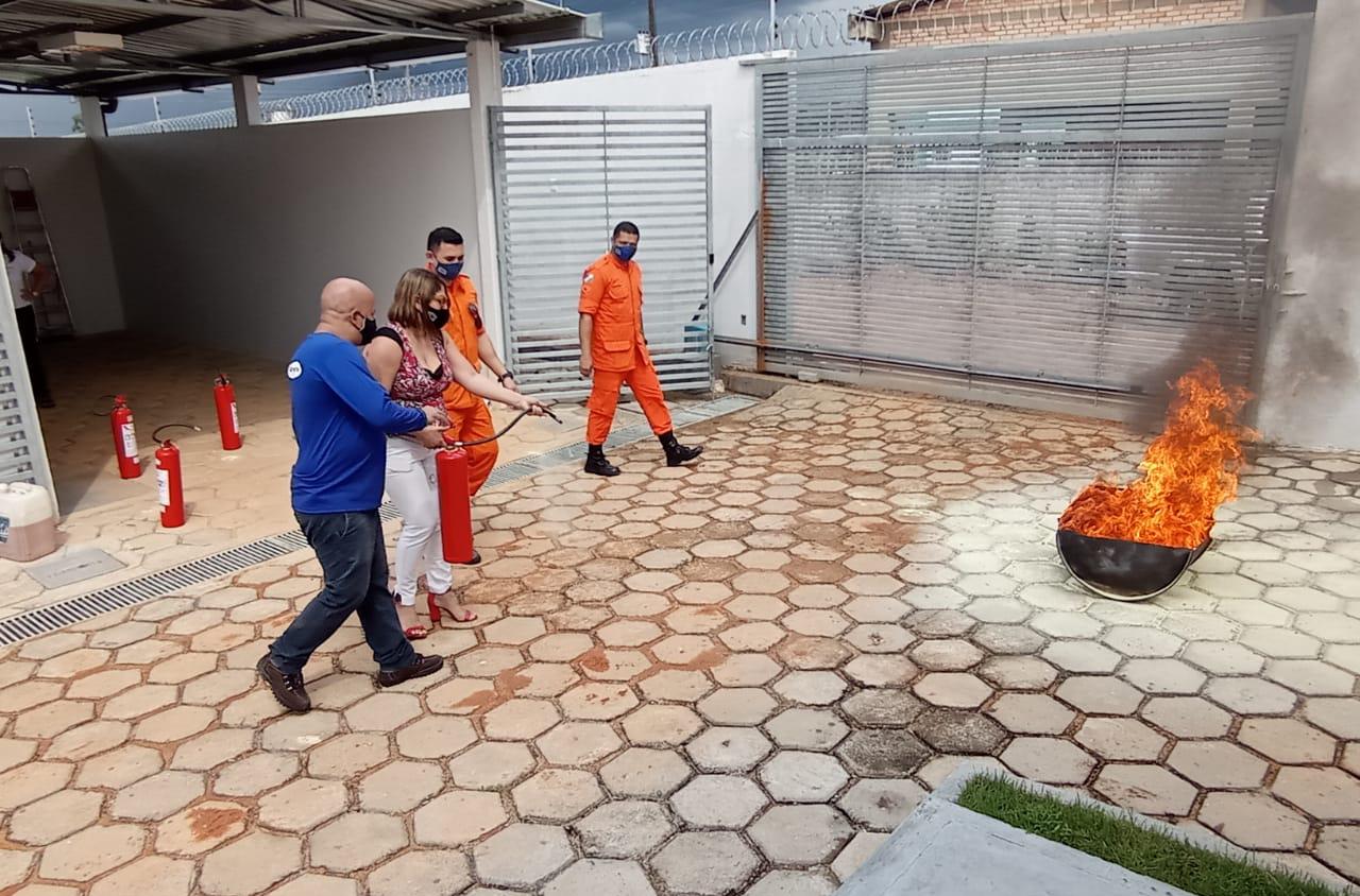 Instrução do uso de extintores.