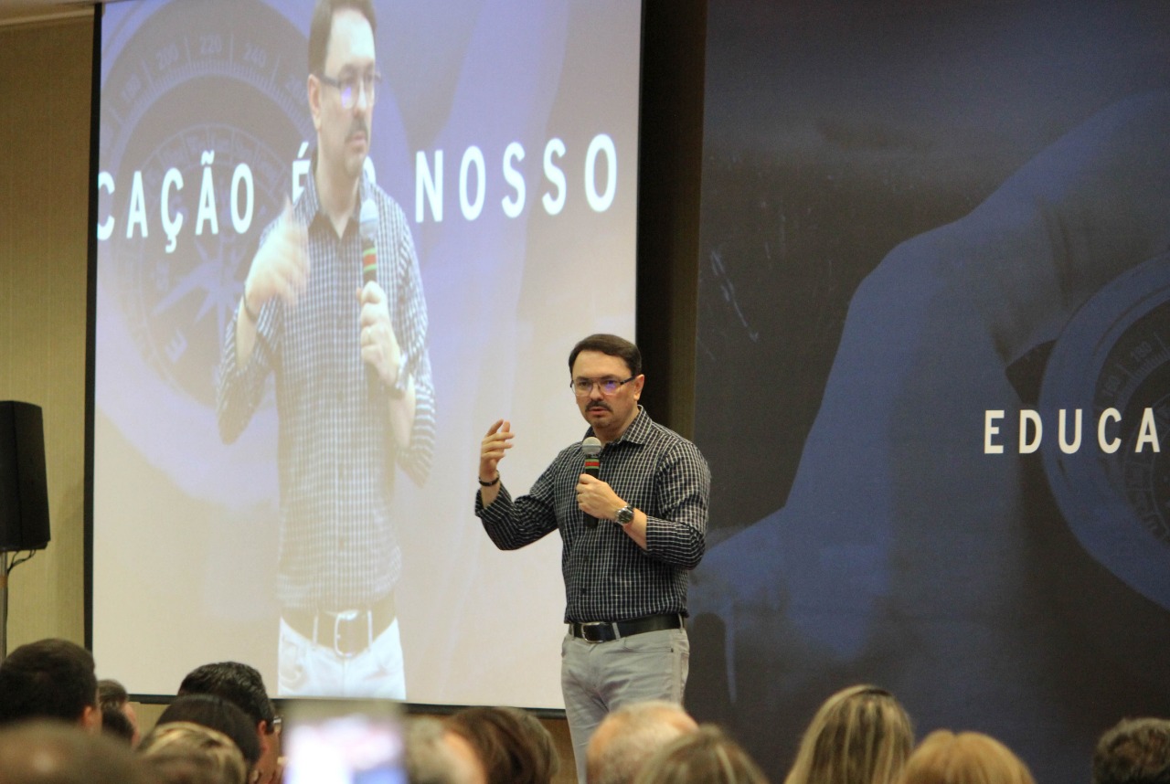 Escritor e palestrante Rossandro Klinjey
