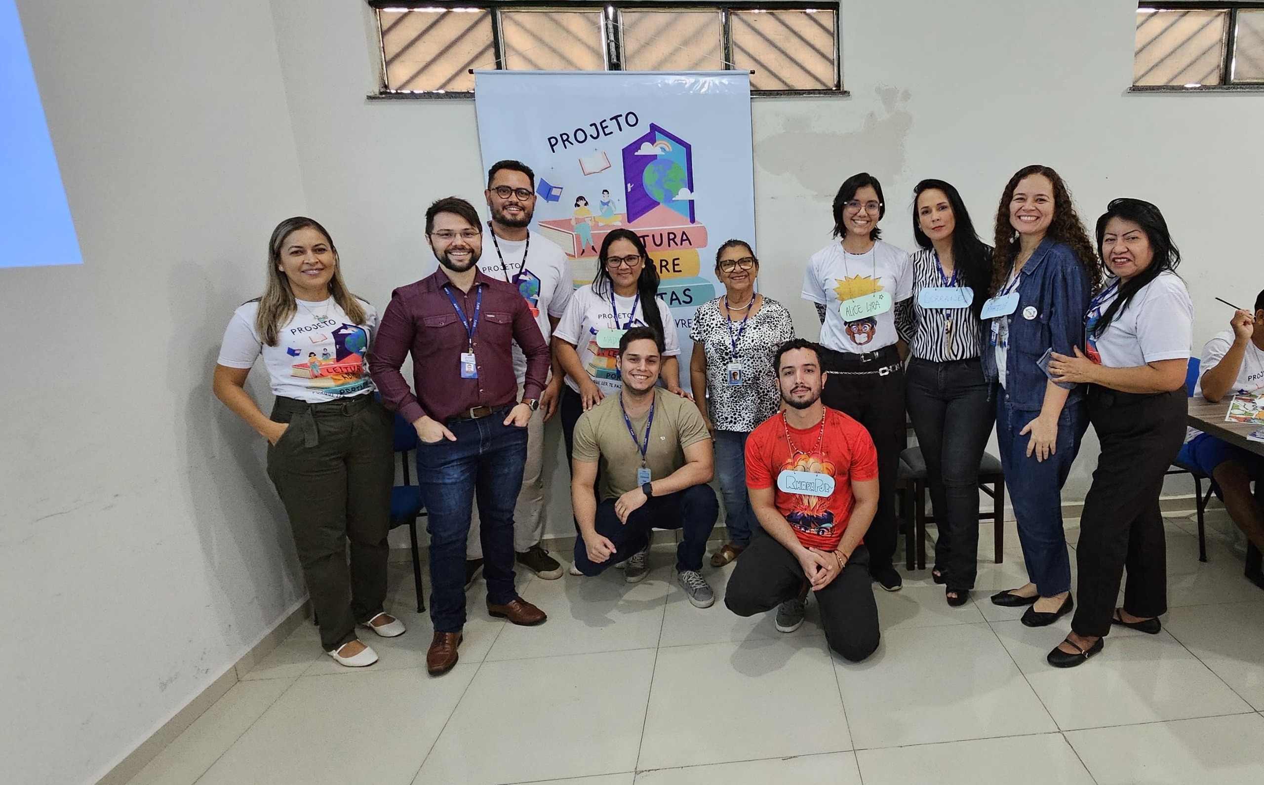 Imagem colorida servidores do TJRR posando para foto
