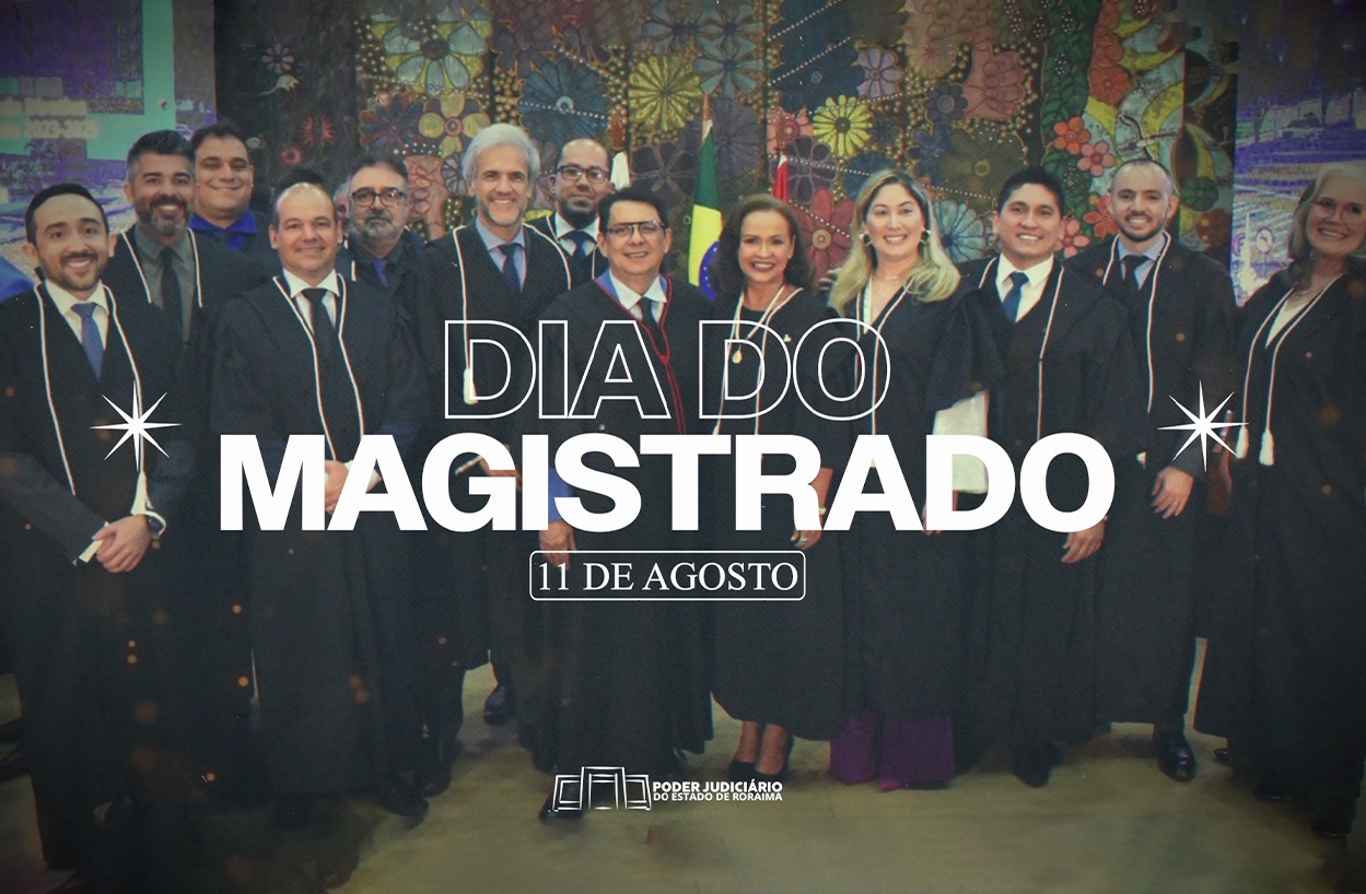 Foto colorida mostra magistrados posando para foto, com a escrita ao centro "Dia do Magistrado - 11 de Agosto".