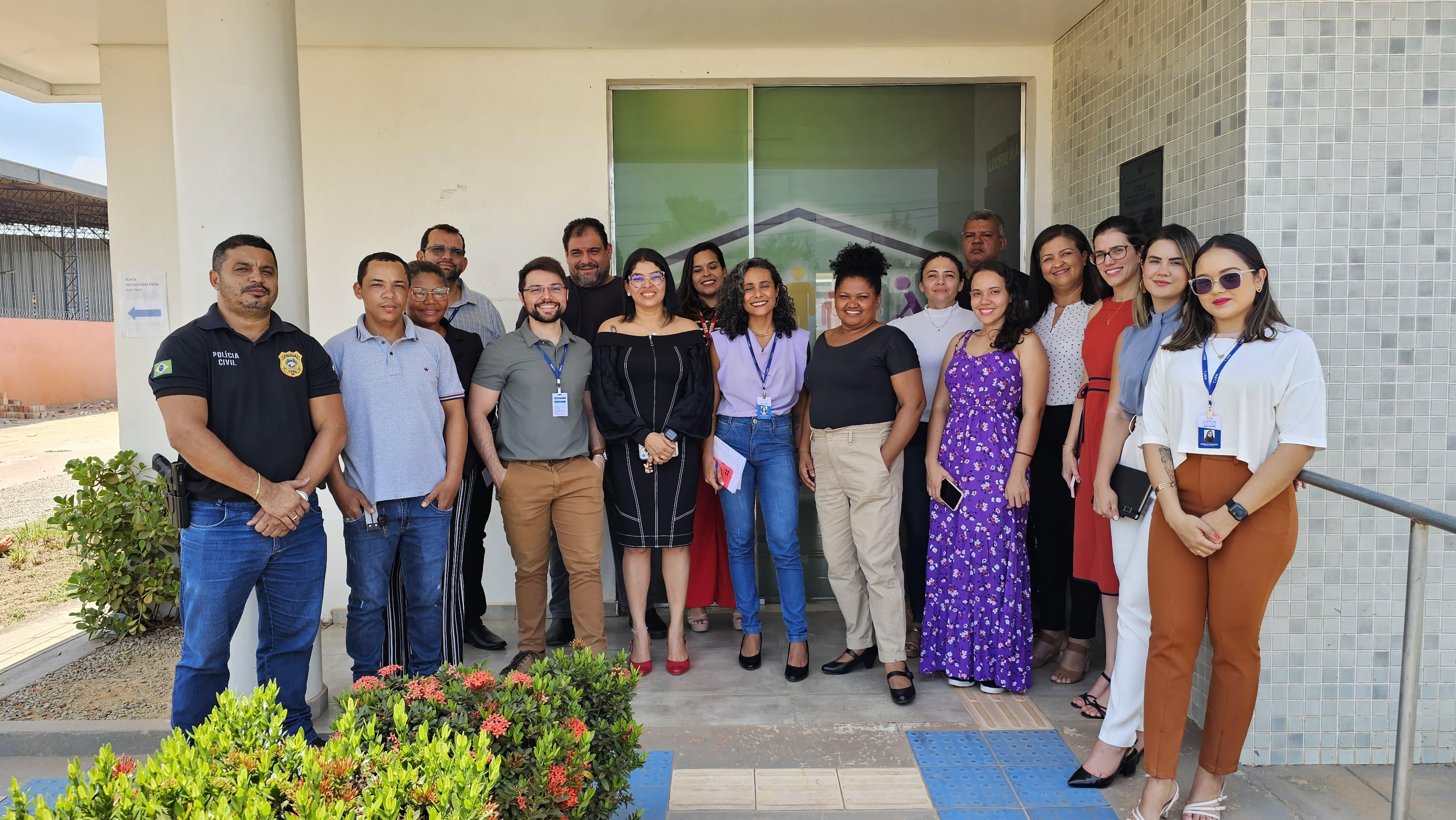 Imagem colorida mostra 17 pessoas posando, que inclui assessor técnico da Coordenadoria, o servidor Josué Teles Meneses Albuquerque, a psicóloga e técnica de assessoramento, a servidora Isabeau Cristina de Souza Bezerra e o assistente social e técnico especializado, o servidor Josemar Ferreira Sales.