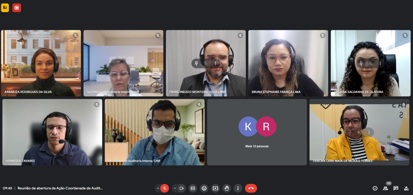 Imagem colorida mostra uma reunião no google meet sobre auditoria interna. na imagem é possível ver 8 pessoas