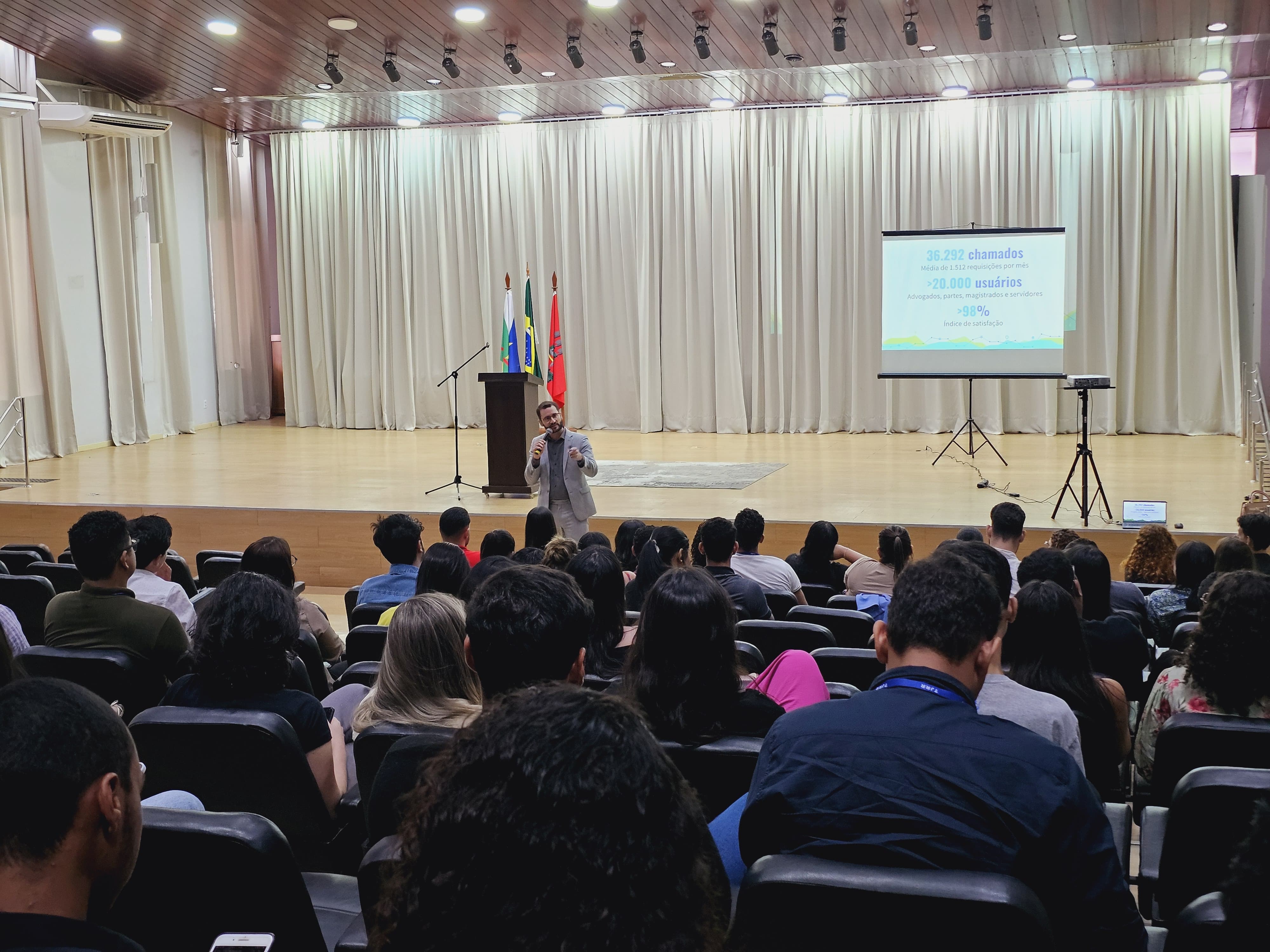 foto colorida no auditório do Fórum Cível de uma palestra sendo realizada