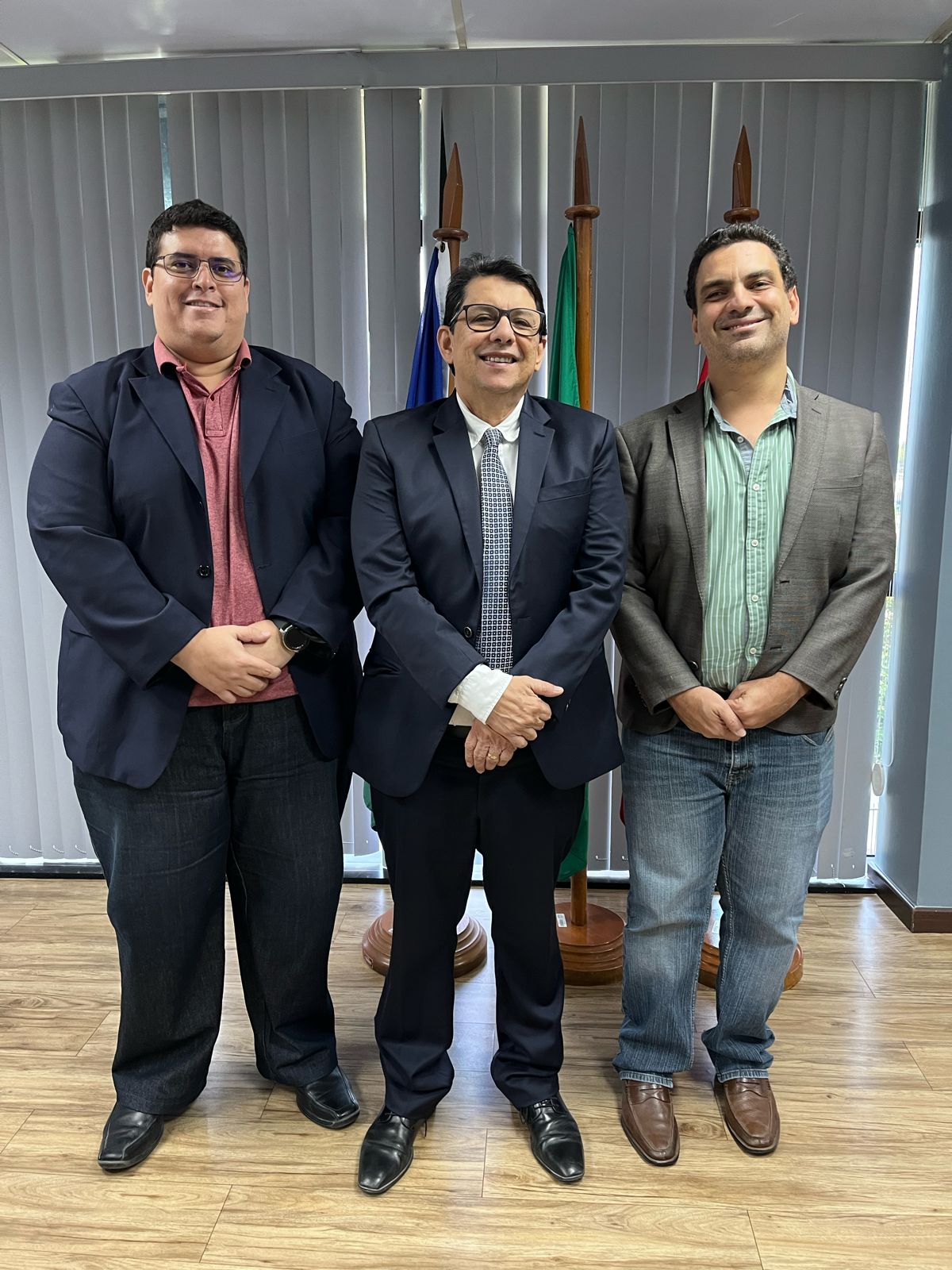 Foto colorida mostra ao centro o Presidente do Tribunal de Justiça de Roraima, desembargador Jésus Nascimento, à esquerda o assessor coordenador da Presidência, Alexandre Ferreira. À direita o secretário de Estado do Planejamento do Governo, Rafael Inácio de Fraia e Souza.
