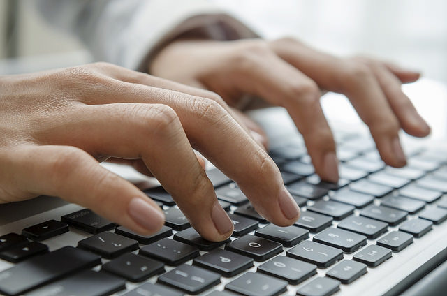 foto colorida ilustrativa , mostra uma mão digitando em um teclado