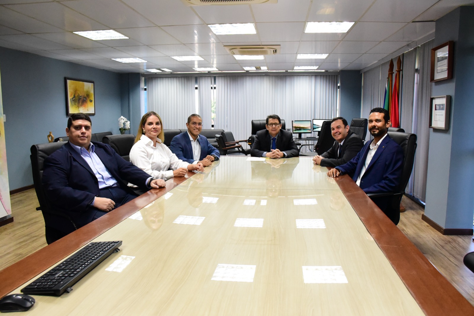 Foto de seis autoridades em uma reunião acerca dos precatórios. Entre os presentes, estão o presidente do Tribunal de Justiça de Roraima, Jésus Nascimento, e o prefeito de Boa Vista, Arthur Henrique