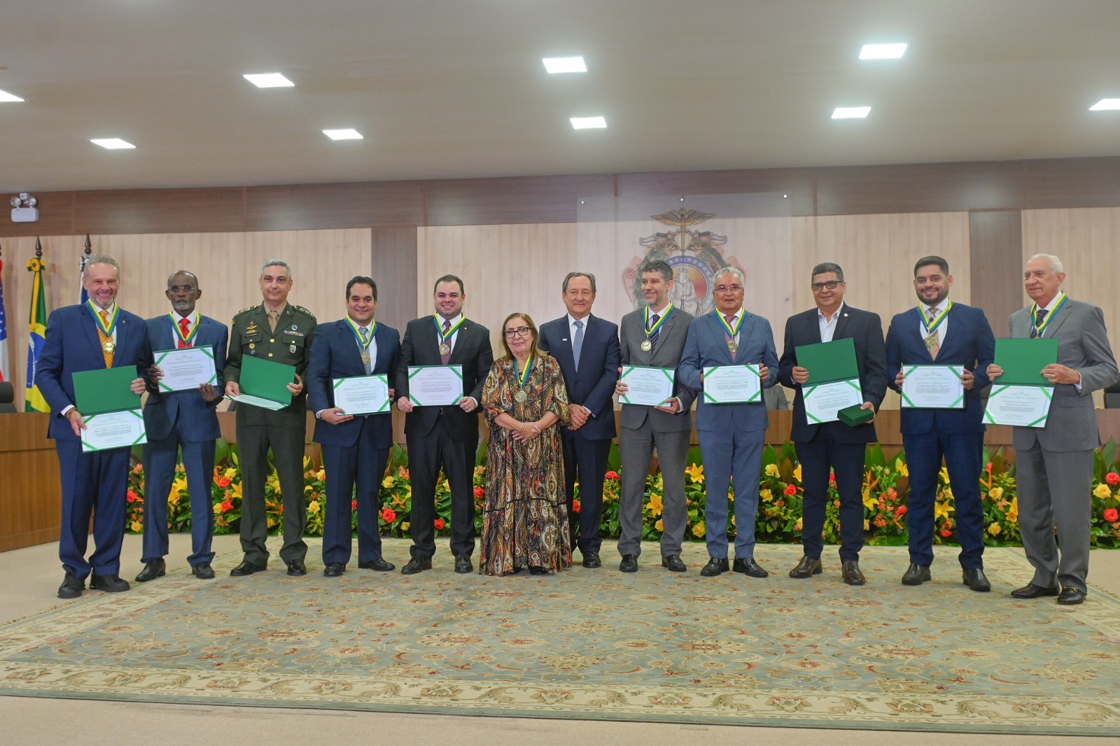 foto colorida mostra doze desembargadores posando para fotografia, após receberem honraria, Medalha de Mérito Acadêmico da Escola Judicial do Justiça do Amazonas (Ejud/TJAM).