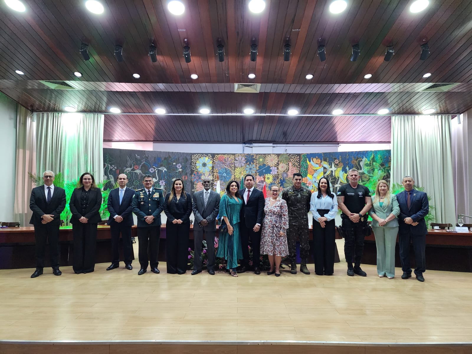 Foto colorida mostra desembargador-federal do Trabalho e presidente do Tribunal Regional do Trabalho da 11ª Região Manaus-AM, Audaliphal Hildebrando da Silva, a secretária do Trabalho e Bem-Estar Social, Tânia Soares Souza, o juiz Federal, Sócrates Leão Vieira, o delegado da Polícia Federal, Carlos Henrique Macedo, a delegada-geral de Polícia Civil, Darlinda de Moura Santos Viana, o presidente da OAB, Ednaldo Gomes Vidal, o coronel da Operação Acolhida, Manoel Magno, o comandante geral da PM, coronel Miramilton Goiano de Souza, e o secretário de Estado da Segurança Pública, André Fernandes Ferreira e a deputada Joilma Teodora posando para foto durante o evento.